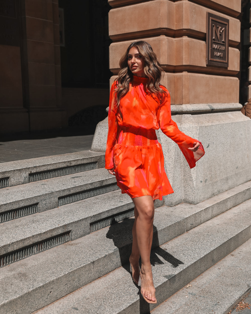 Dames | Daenerys Jurk | Oranje Print | Hoge Halslijn | Trompetmouwen | Mini Lengte