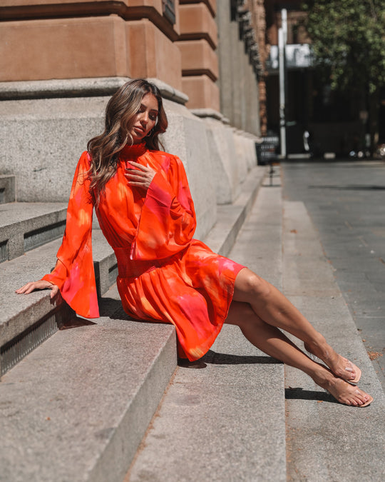 Dames | Daenerys Jurk | Oranje Print | Hoge Halslijn | Trompetmouwen | Mini Lengte