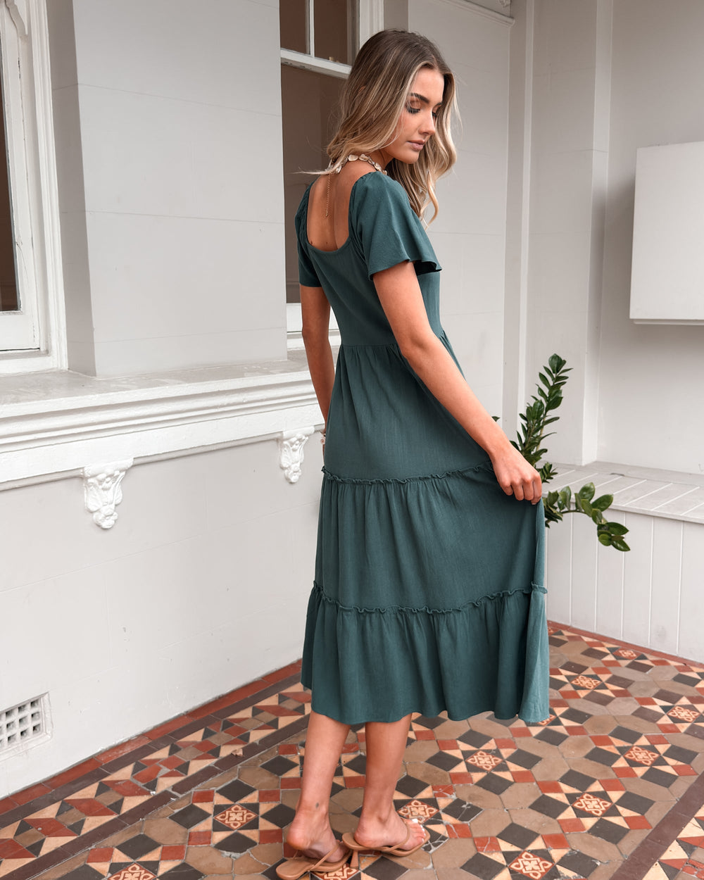Midi Jurk | Diep Groen | V-Hals | Ruches Rok | Elastische Schouders | Ontspannen Pasvorm | Zwangerschapsvriendelijk
