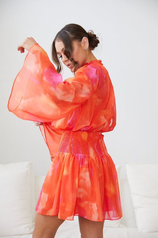 Dames | Daenerys Jurk | Oranje Print | Hoge Halslijn | Trompetmouwen | Mini Lengte