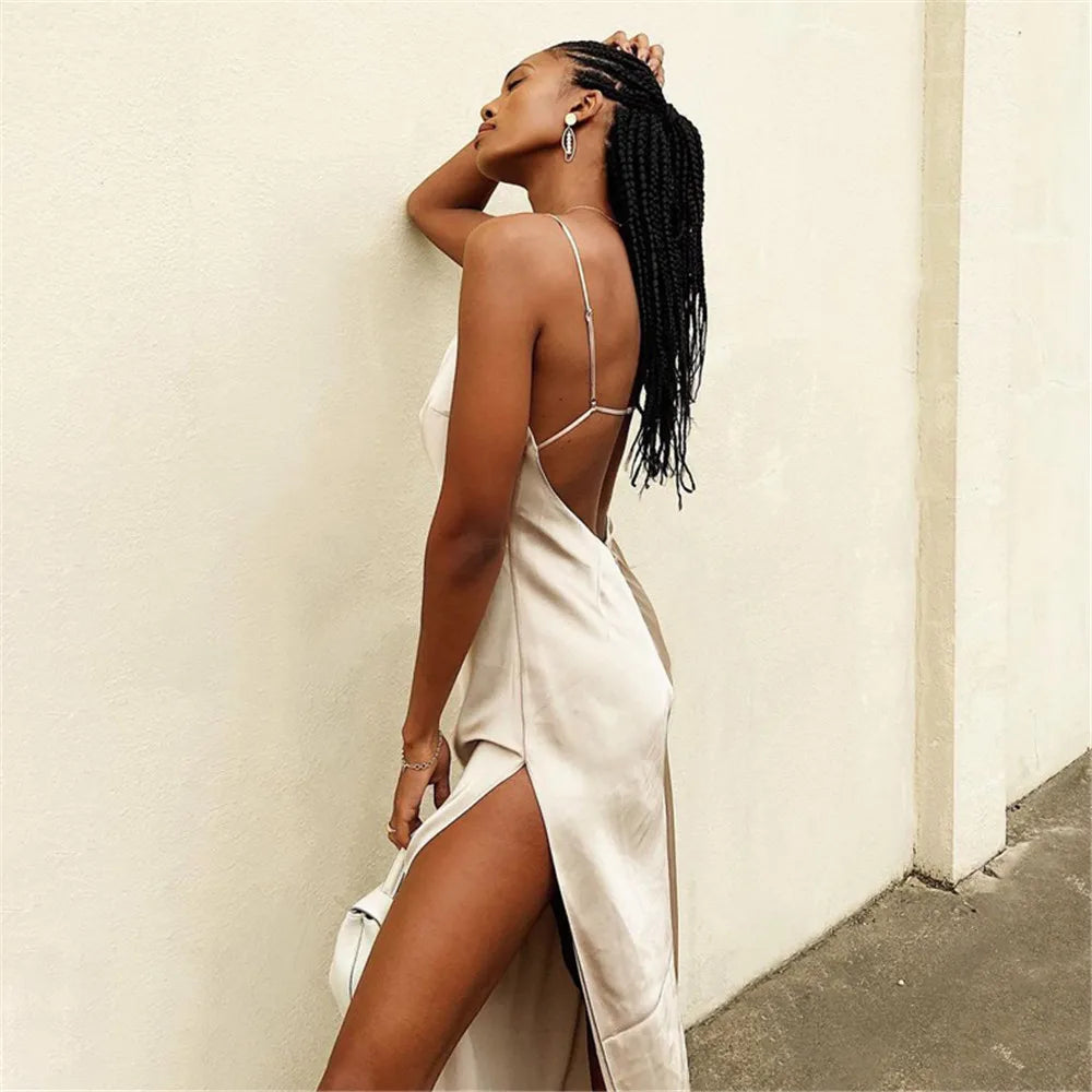 Satijnen maxi-jurk met diepe decolleté en split