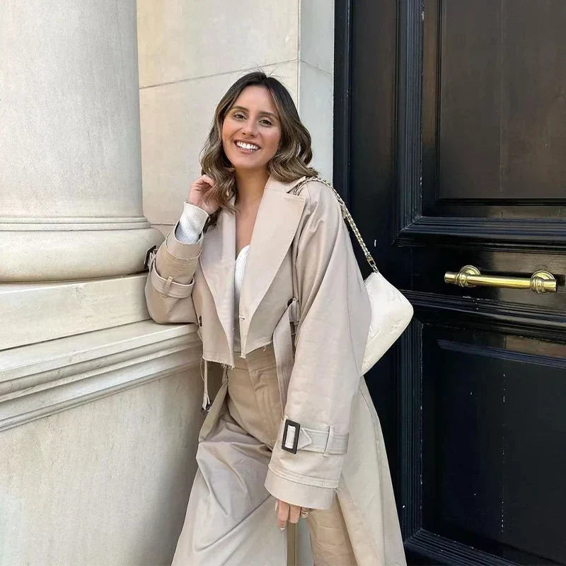 Heidi | Kurzer Trench Coat | Zeitlose Eleganz und Moderner Chic 