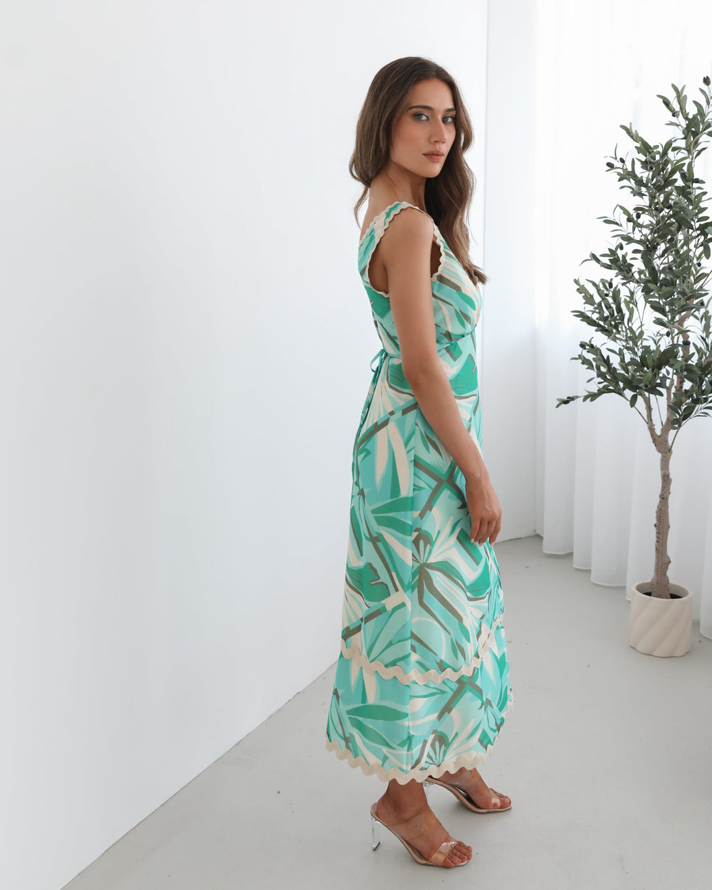 Dames | Sariyah Jurk | Groene Print | Diepe Halslijn | Strik Op Rug | Maxi Lengte