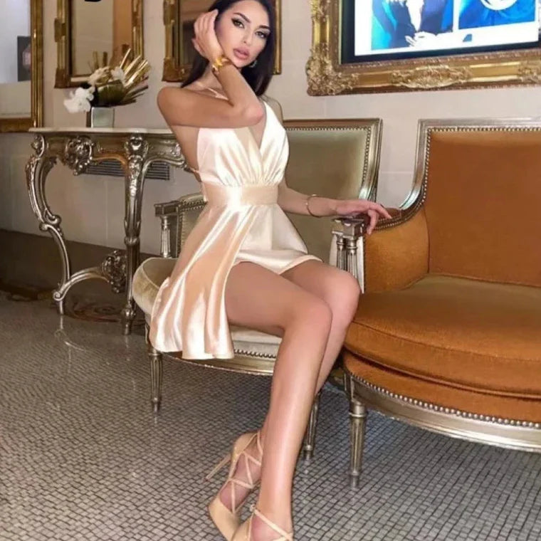 Zwevende Cocktailjurk met V-hals