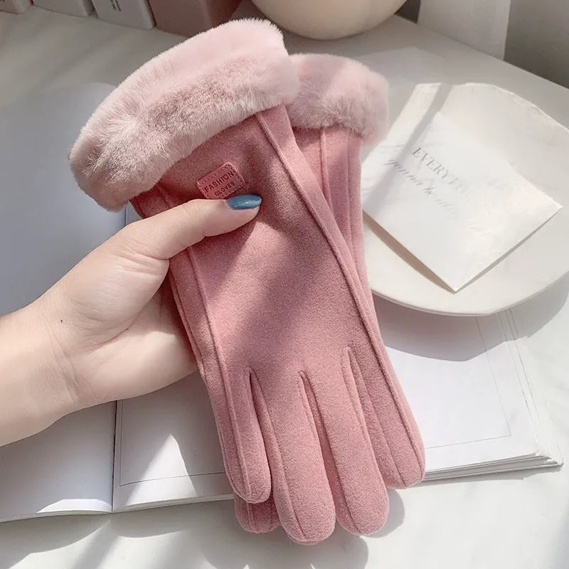 Winter Gloves with Heart-Shaped Detail for Women | Ideal for Cold Days