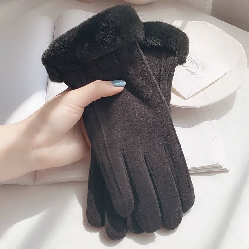 Winter Gloves with Heart-Shaped Detail for Women | Ideal for Cold Days