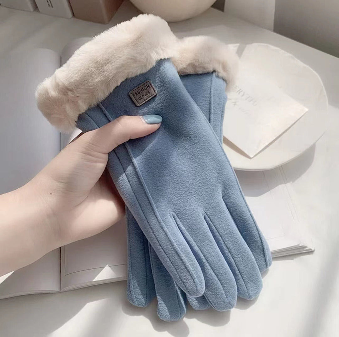 Winter Gloves with Heart-Shaped Detail for Women | Ideal for Cold Days