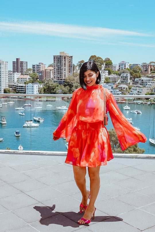 Dames | Daenerys Jurk | Oranje Print | Hoge Halslijn | Trompetmouwen | Mini Lengte